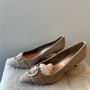 New in Box: Bella Vita Leather Beige Heels with Unique Artwork Bottom